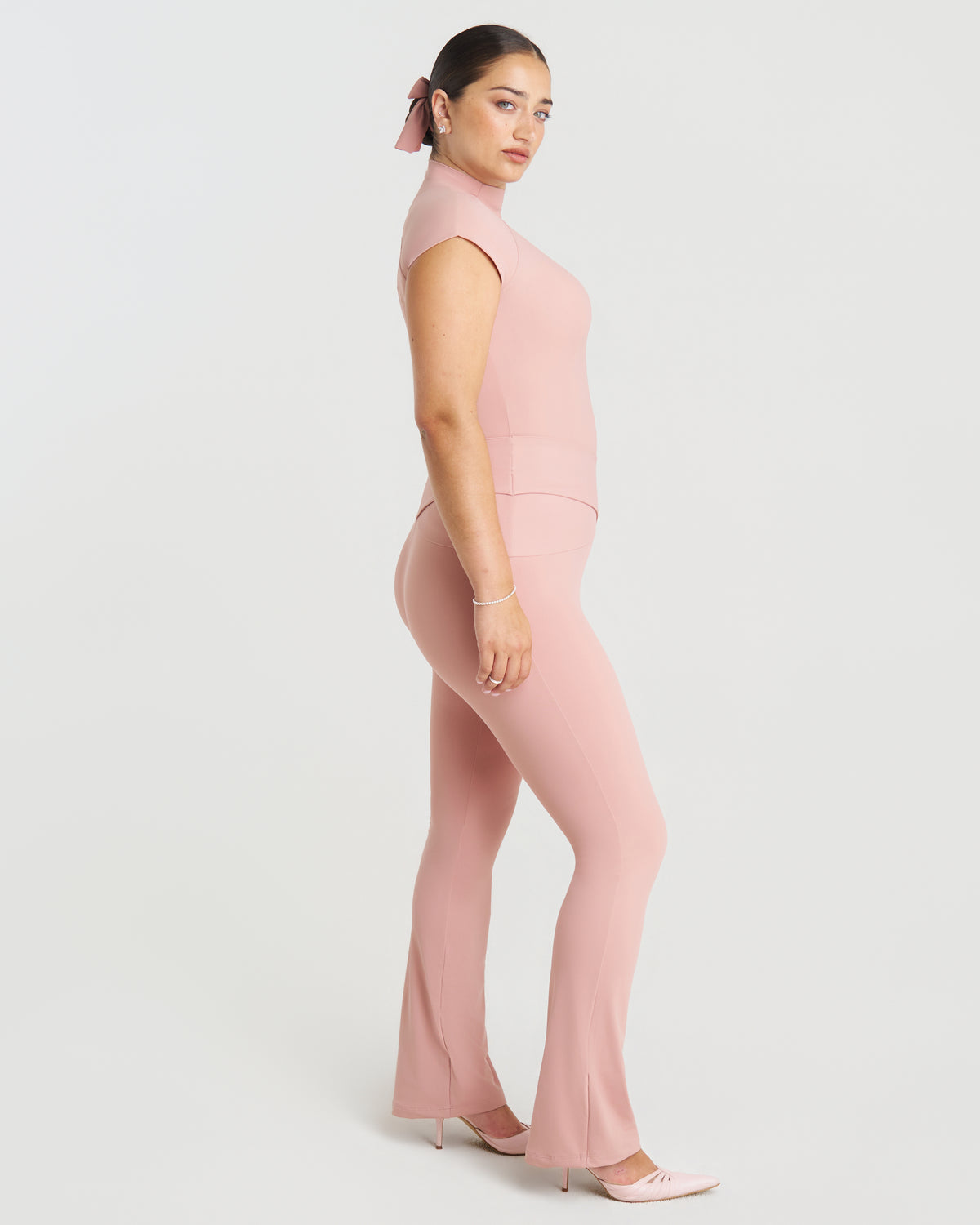 توب منحوت بأكمام قصيرة